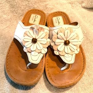 Clarks Artisan leather sandals size 9 in white and cream with flower detail.